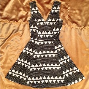 H&M Sleeveless V-neck Abstract Patterned Dress.